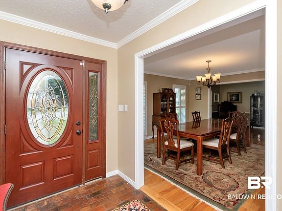 3rd image of 637 Tudor Ln W