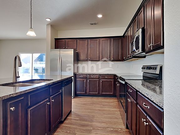 3rd image of 450 Sandstone Dr