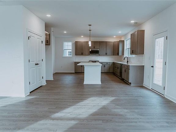 5th image of 717 Crestfield Dr