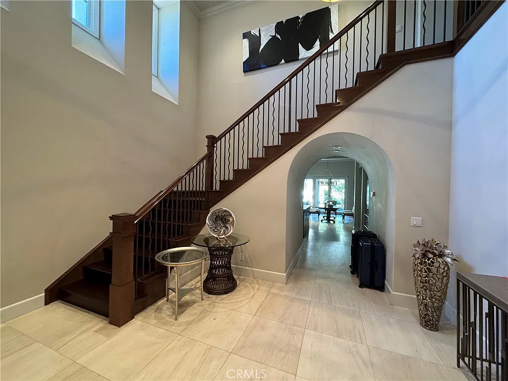 5 bed, 5.5 bath, 4954 sqft, $18,000 — Photo 2