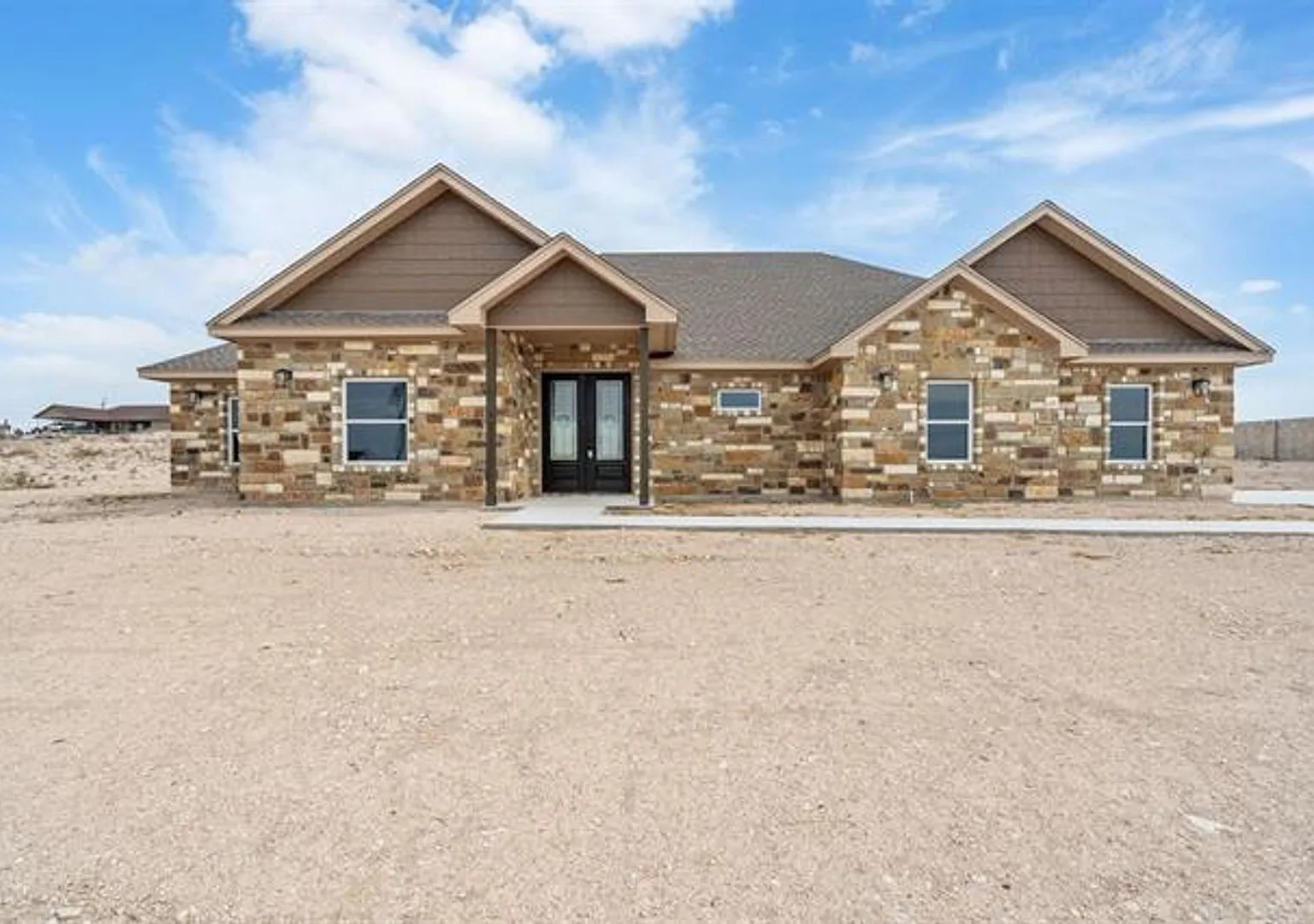 Stunning 4-BR, 2.5-B home in Lakeridge Ranch Home on One Acre — Photo 1