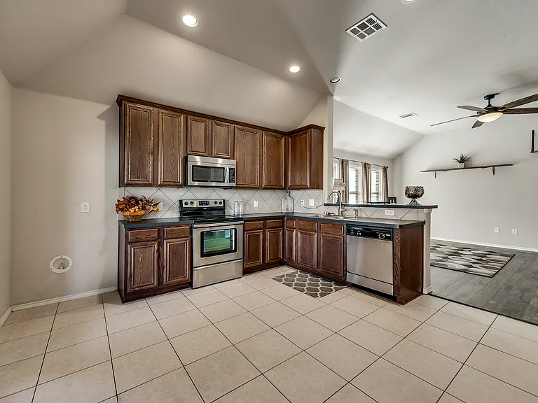 203 Cedar Creek Dr — Photo 9