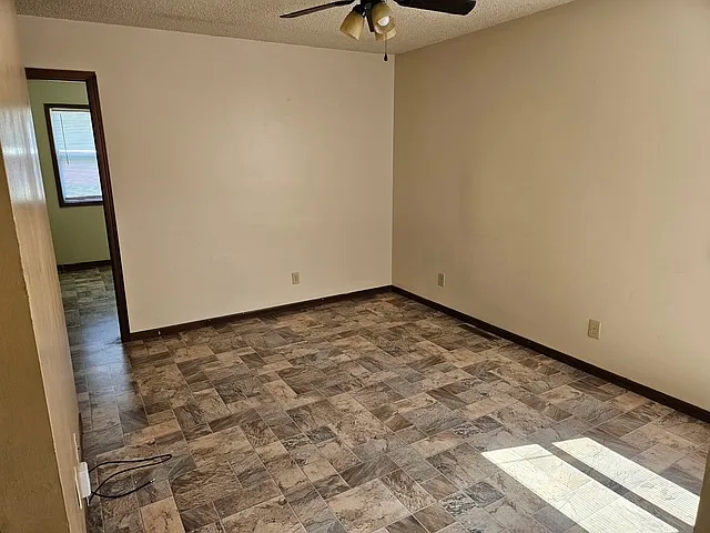 206 W Grand Ave — Photo 4