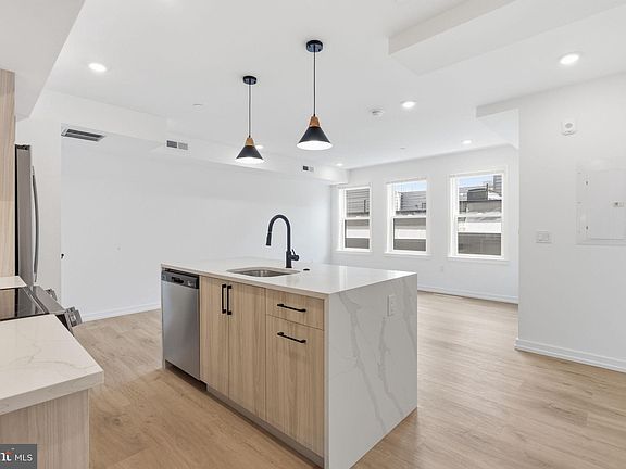 4th image of 209 New St #5E