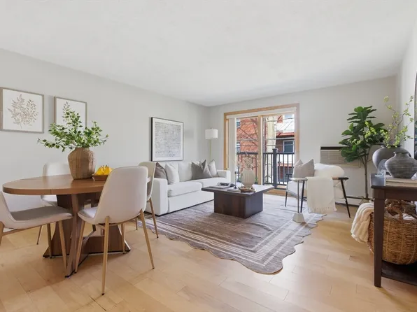 276 Albion St APT 10, Wakefield, MA 01880