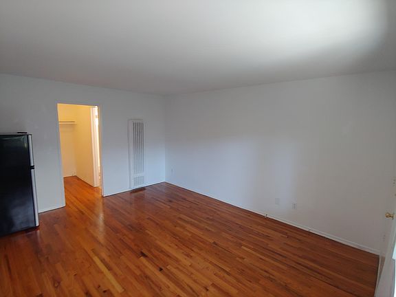 2nd image of 11621 Darlington Ave