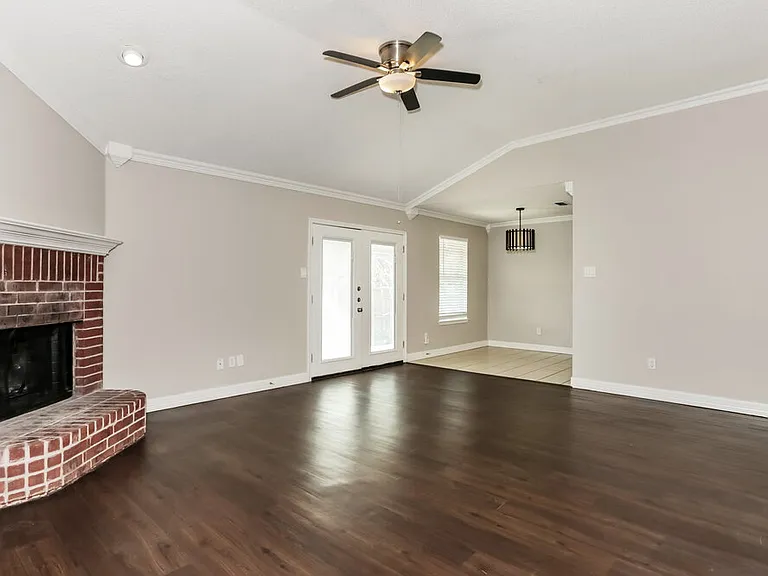 902 Beaufort Ct — Photo 4
