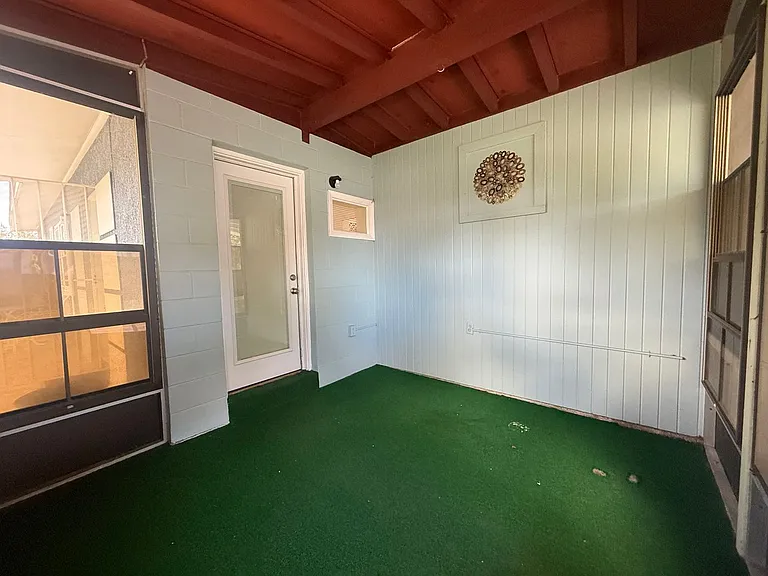 975 North Village Dr — Photo 21