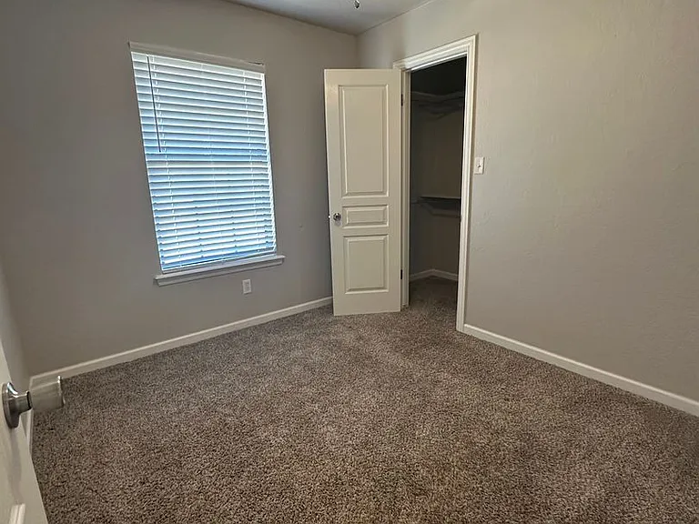 725 Peregrine Dr — Photo 12