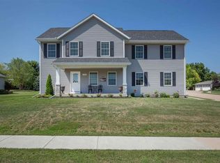 793 Clover Hill Ln, Le Claire, IA 52753