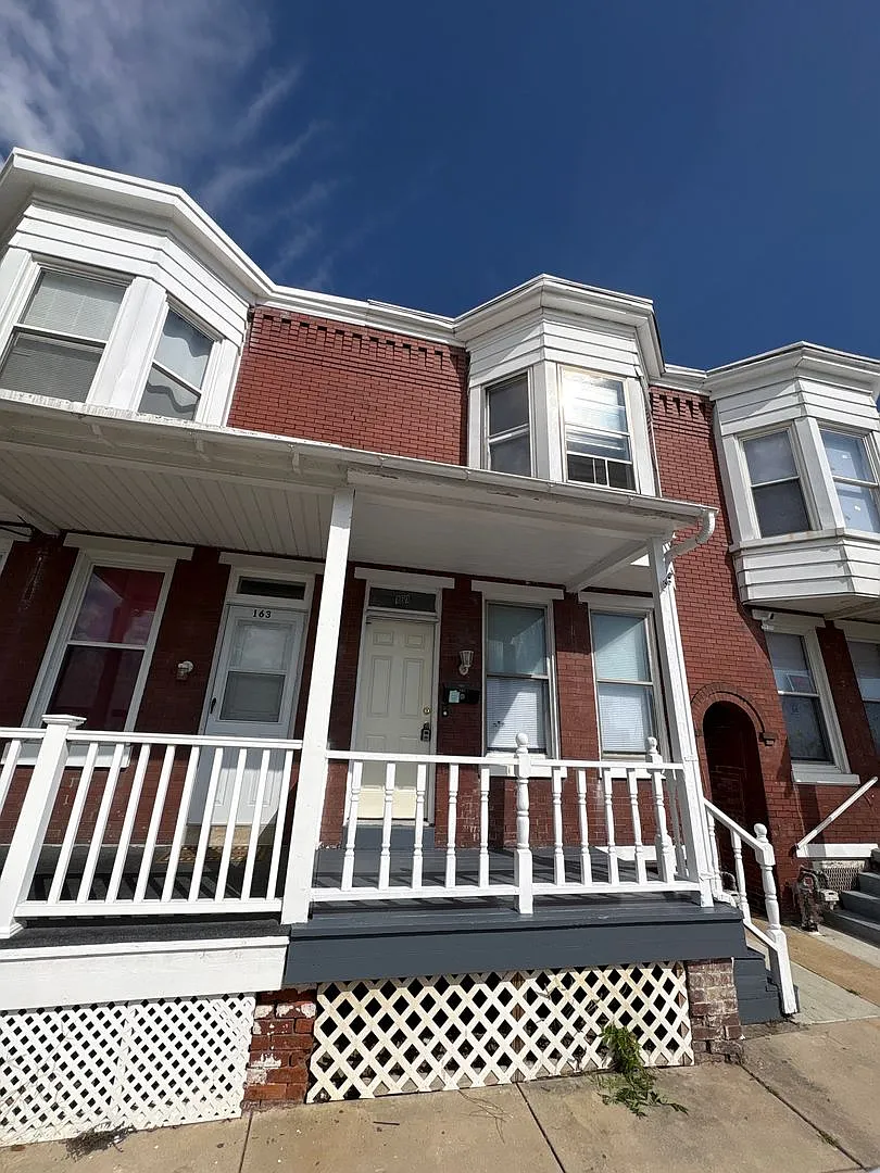 3 Bedroom 1.5 Bath House Near Central Market and Rev Stadium — Photo 1
