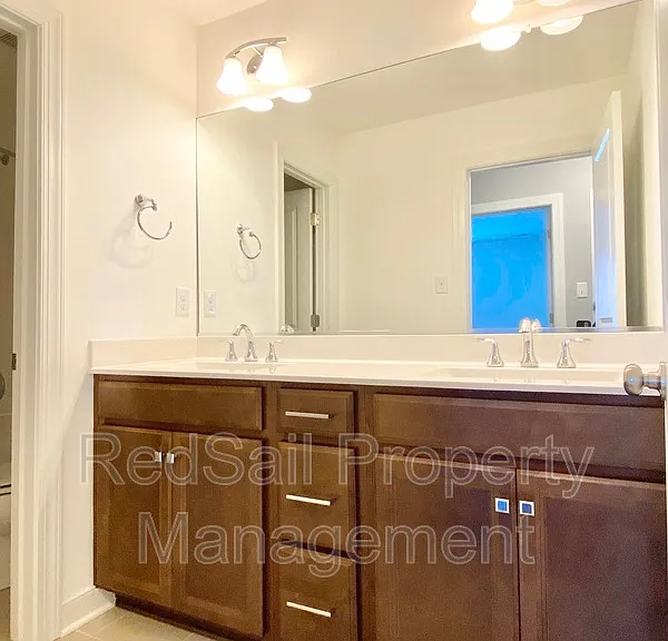 4808 Village Walk — Photo 9