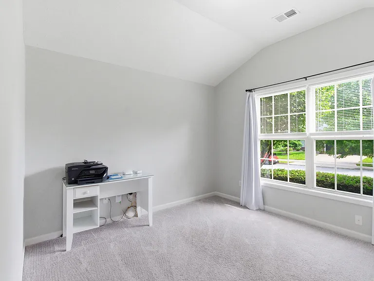 752 Rosslyns Dl — Photo 8