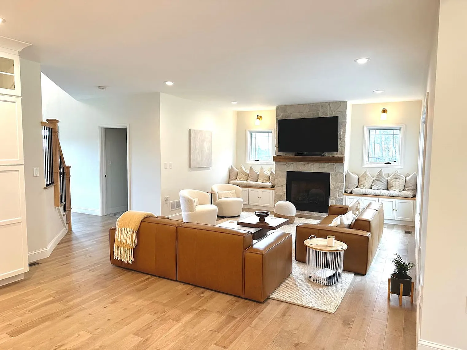 6 bed, 4.0 bath, 5005 sqft, $23,602 — Photo 2