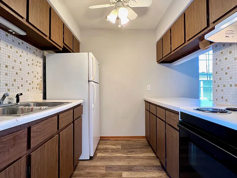 1111 Express Dr #4 — Photo 5