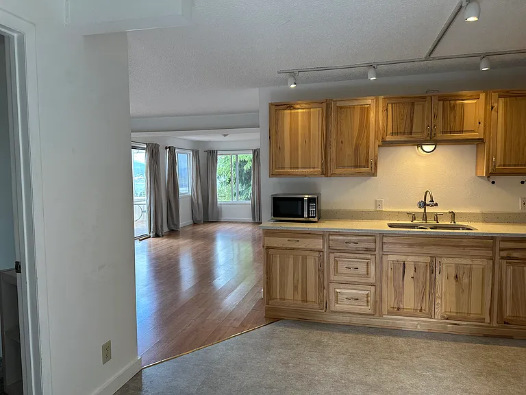 435 N Oak St #2 — Photo 8