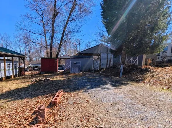 5 Yogi Bear Ln, Falling Waters, WV 25419