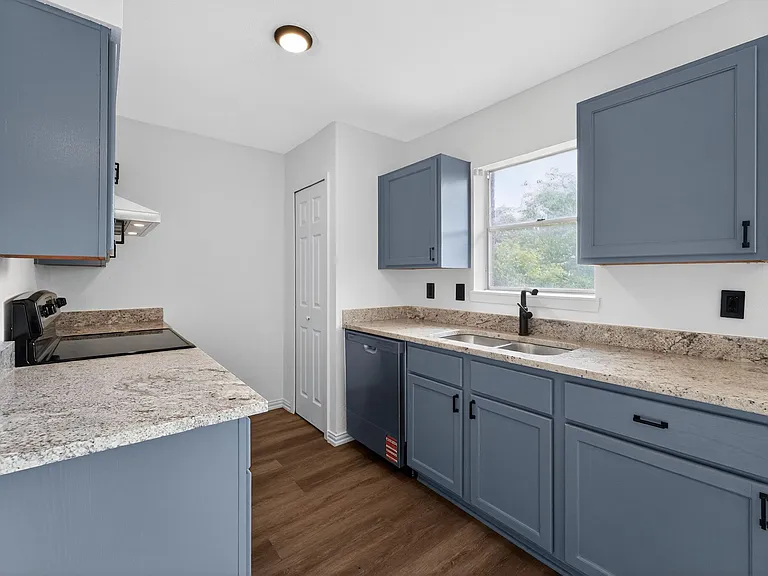 302 Independence Dr — Photo 14