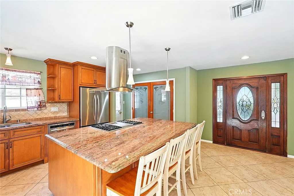 4 bed, 1352 sqft, $4,000 — Photo 3