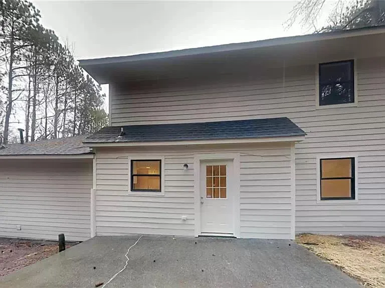 1386 Williamsburg Ln — Photo 32