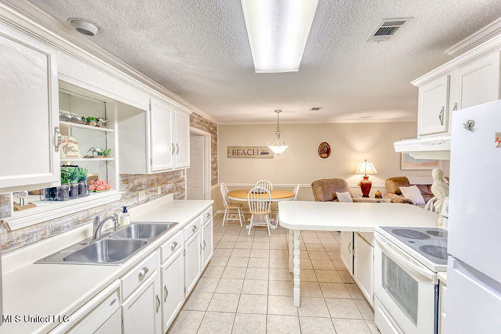 5 bed, 2.5 bath, 1616 sqft, $2,200 — Photo 4