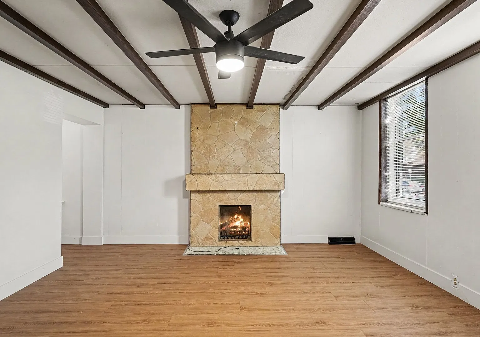 Charming 2-Bed Home with Fenced Yard, Deck & InUnit Laundry in St. Louis — Photo 3