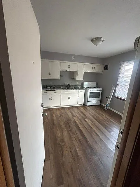 3 bed, 1.0 bath, 1036 sqft, $1,550 — Photo 2