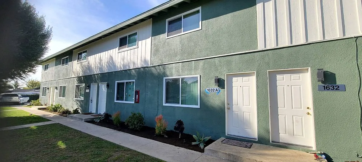 2 bed, 1.5 bath, 800 sqft, $2,300 — Photo 1