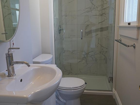 Ensuite full bath for 2nd bedroom upstairs