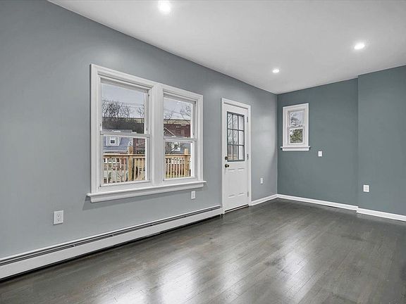 3rd image of 186 Trenchard St #2