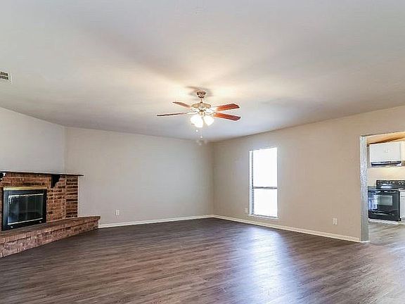 3rd image of 1105 Coffeyville Trl
