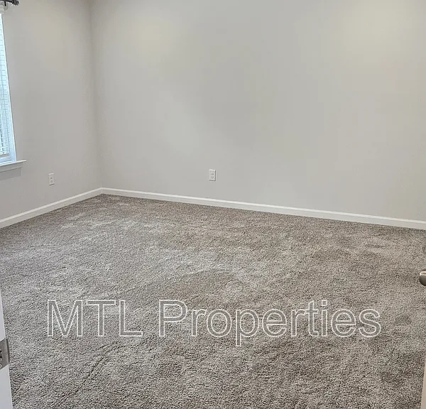 195 Bezelle Ave — Photo 4