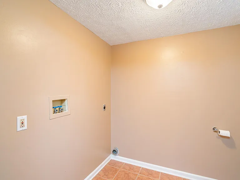 2376 Wadsworth Dr — Photo 14