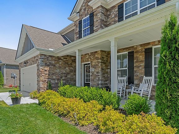 4th image of 303 Greymoor Ln