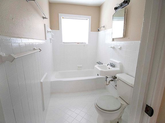 3rd image of 4720 Polk St