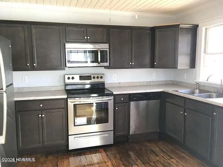 203 Red Oak St — Photo 5