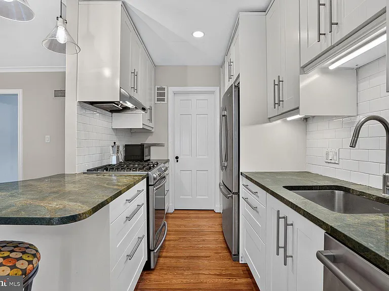 2333 Huidekoper Pl NW — Photo 5