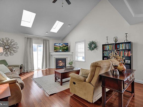 5th image of 61 Regina Dr