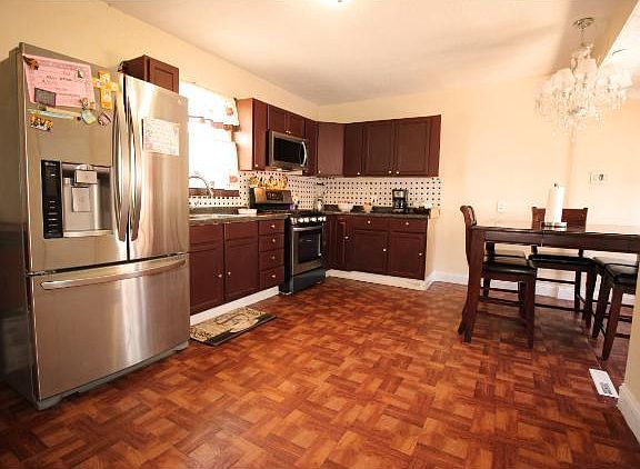 3rd image of 311 Lowry Ave NE