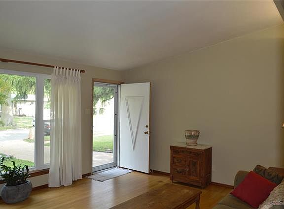 3rd image of 890 Flora Ln