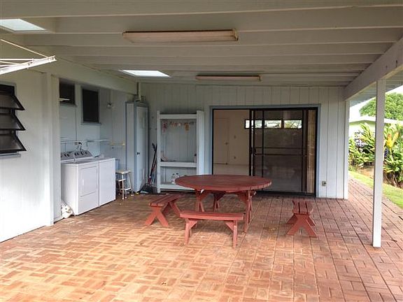 Large covered lanai great for entertaining, BBQ that gets good trade winds.