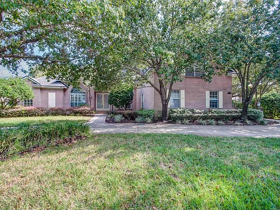 Circular drive in the front of the home