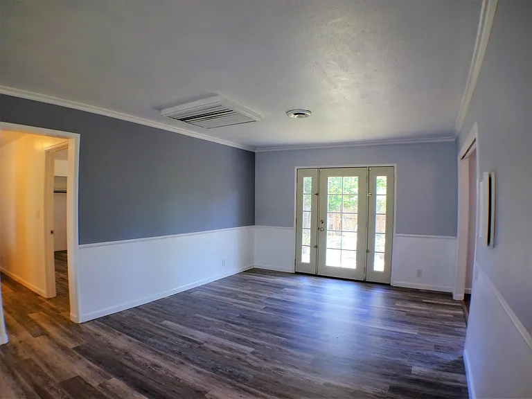 708 Douglas Ln — Photo 5