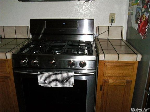 4th image of 561 E Augusta St