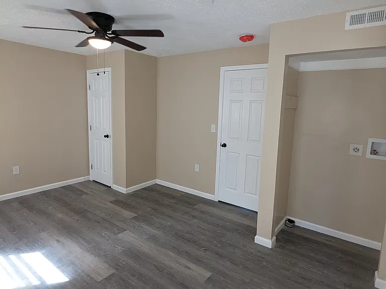 Colonial Heights Apartments — Photo 14
