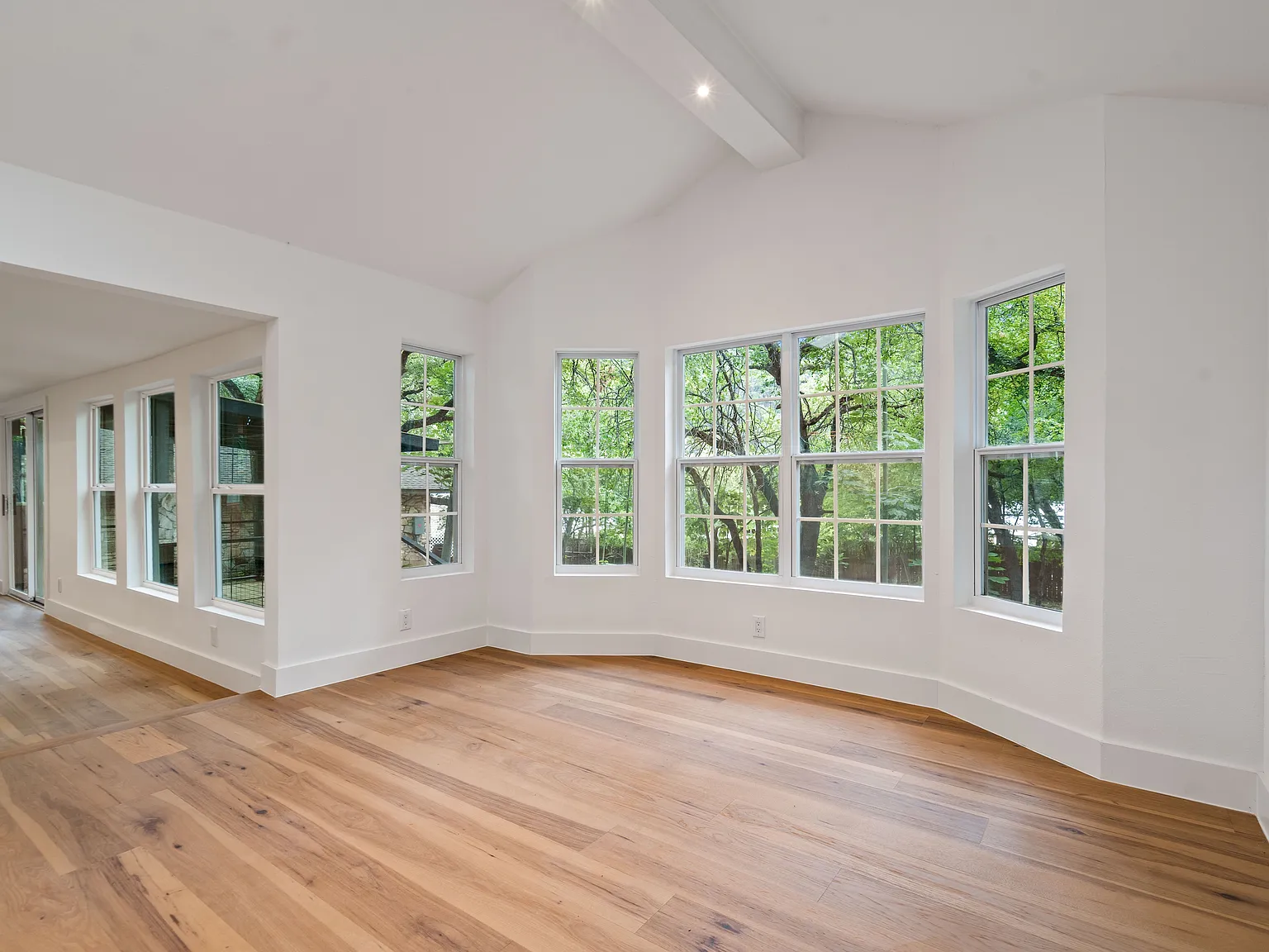 6 bed, 3822 sqft, $7,250 — Photo 3