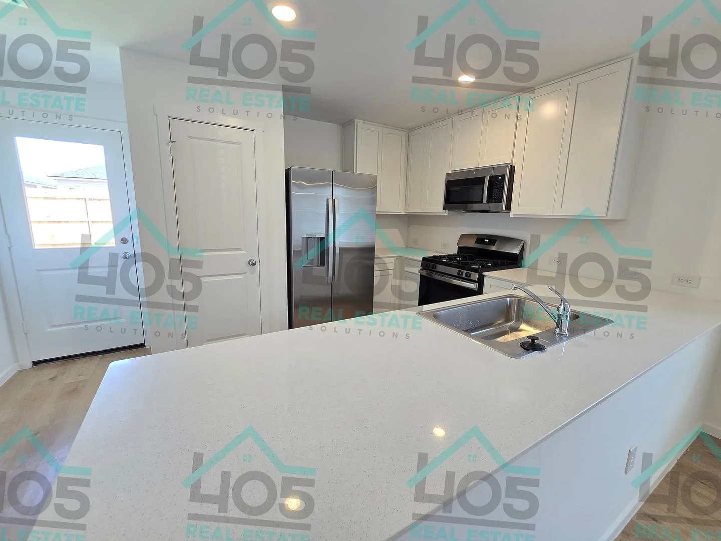 Newly Built 3 Bedroom Rental — Photo 3