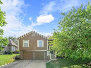 516 SW Montana Ridge Dr, Grain Valley, MO 64029