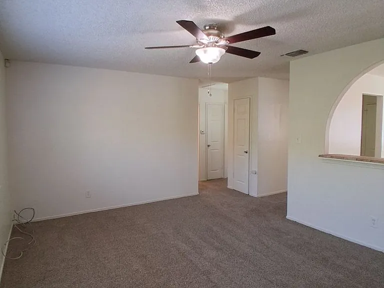 1419 N Winery Ave — Photo 20
