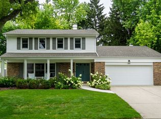 1039 Crestfield Ave, Libertyville, IL 60048